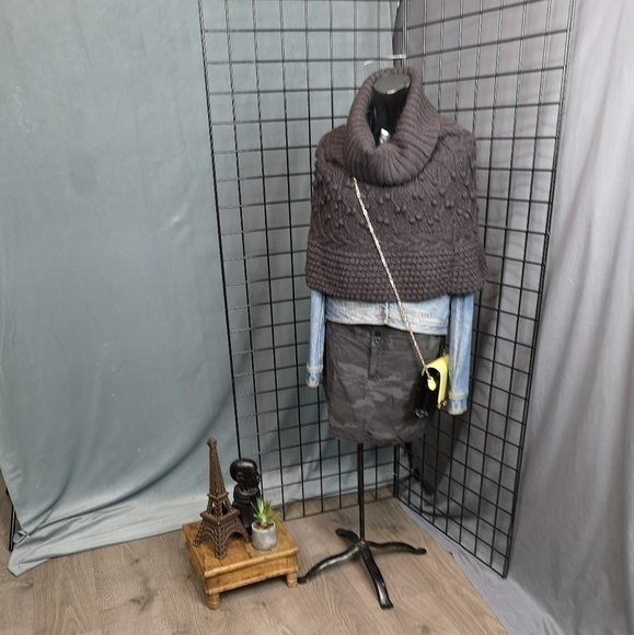 Y2k Vintage Grey Funnel Neck Cable Knit Cape Poncho | TheStyleMinr.com - Picture 4 of 6